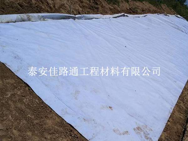 HDPE復(fù)合土工膜鋪設(shè)施工中的基面清理要求詳解